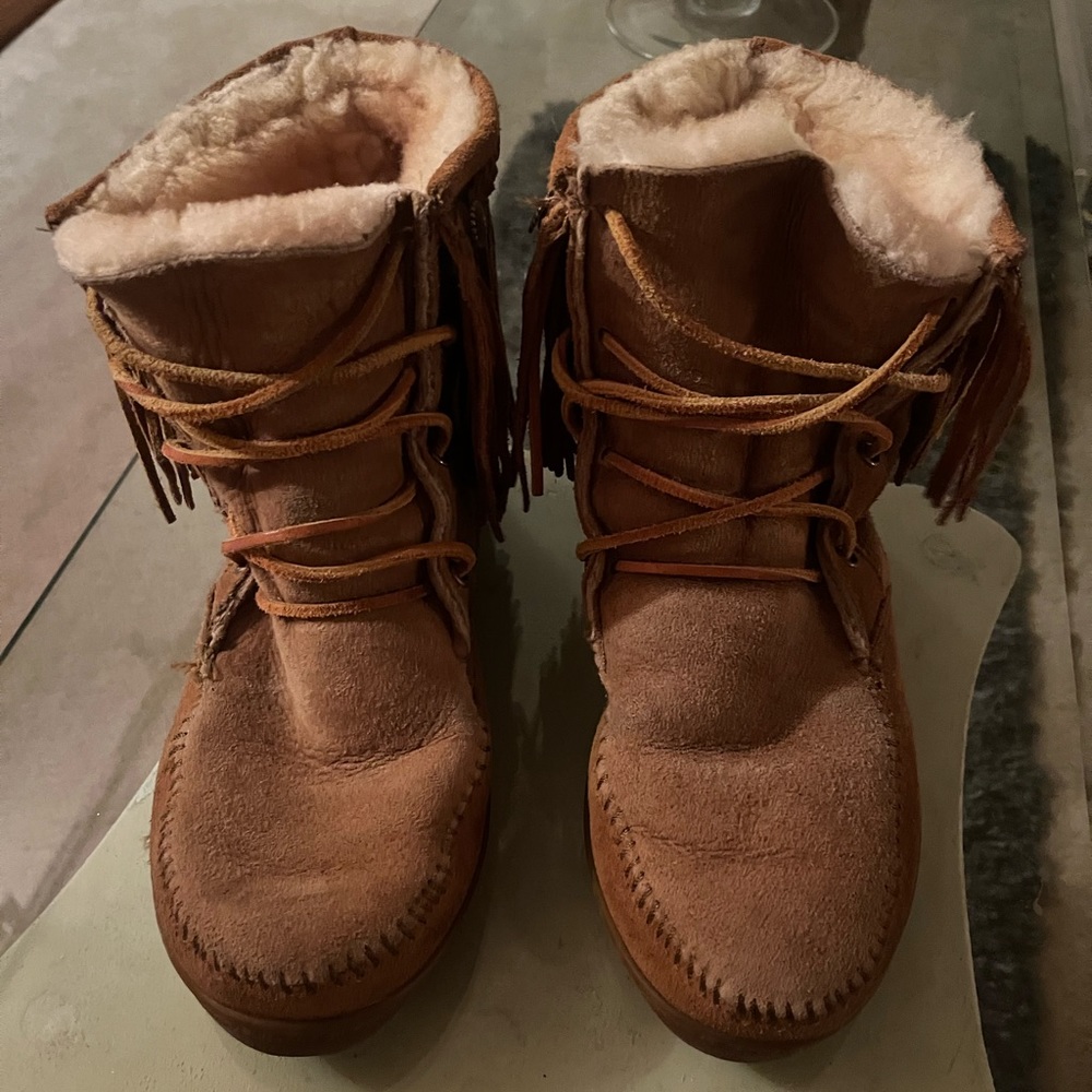Minnetonka - Camel fringe Ankle Boots - inside lined w/ fur. Size 7 - Picture 7 of 7